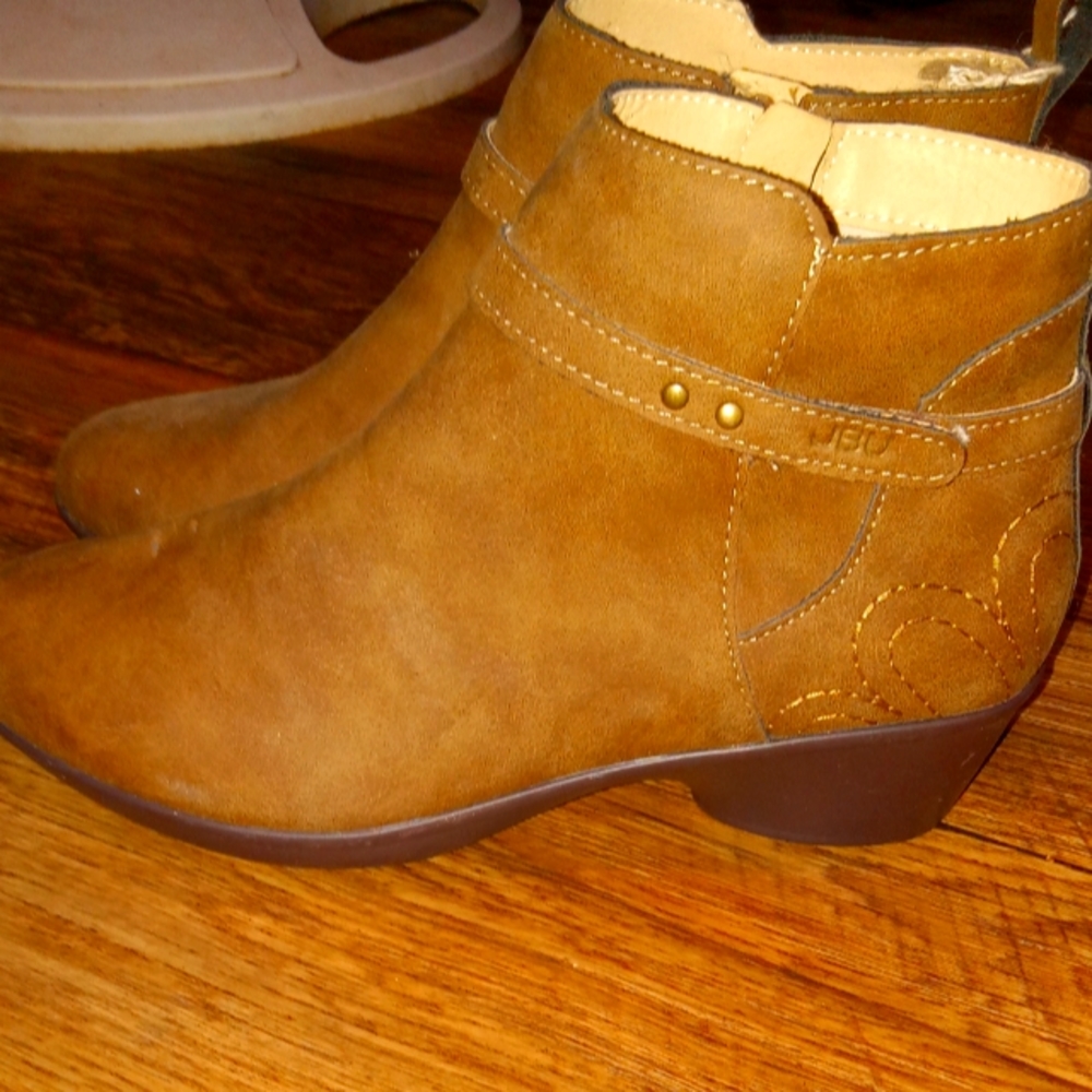 Brown jbu boots size7m